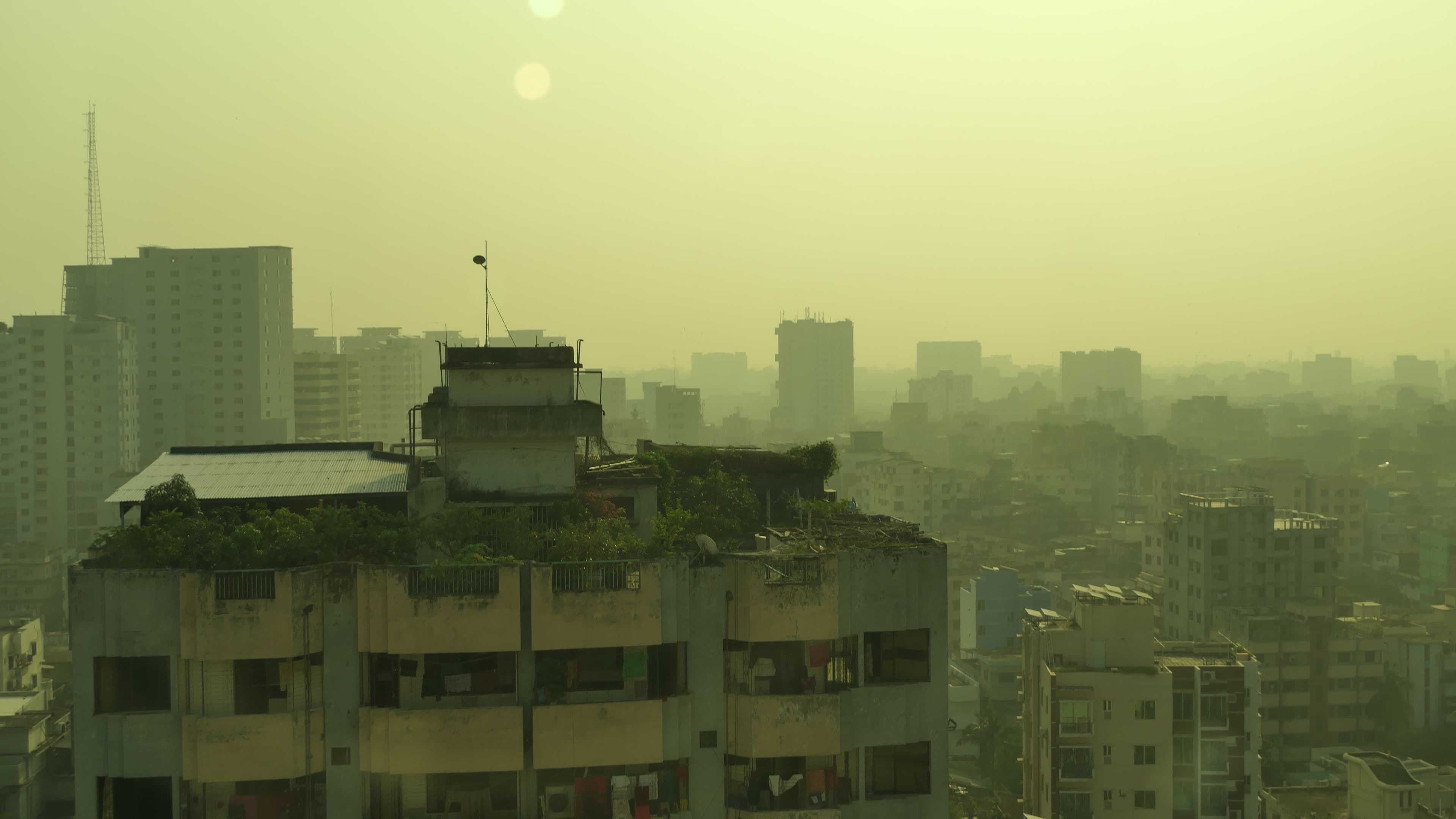 A very strong toxic and unhealthy dust in the morning in Dhaka Bangladesh, a city with a population of 20 million peoples. | Image Credit: © Friemann - stock.adobe.com