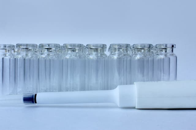 New glass vials for instrumental analysis on a white background. analytical vials prepared for chemical analysis | Image Credit: © Elena - stock.adobe.com