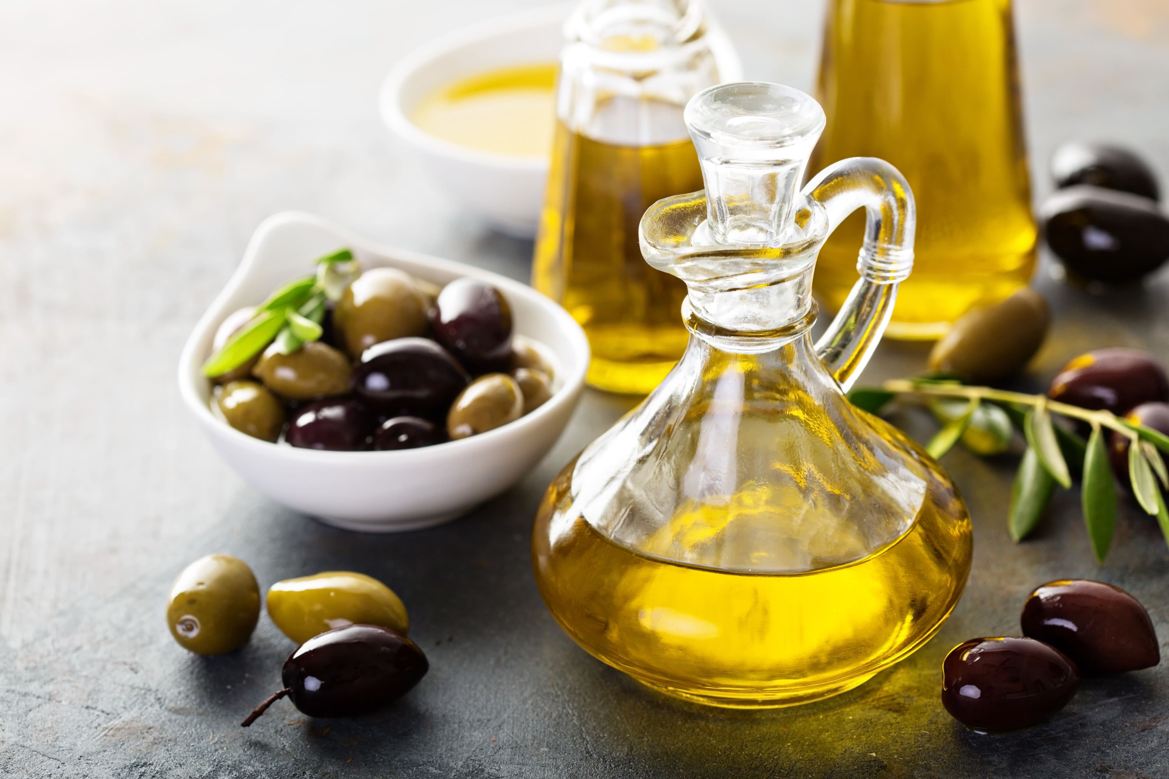 Olive oil in vintage bottles. © fahrwasser - stock.adobe.com