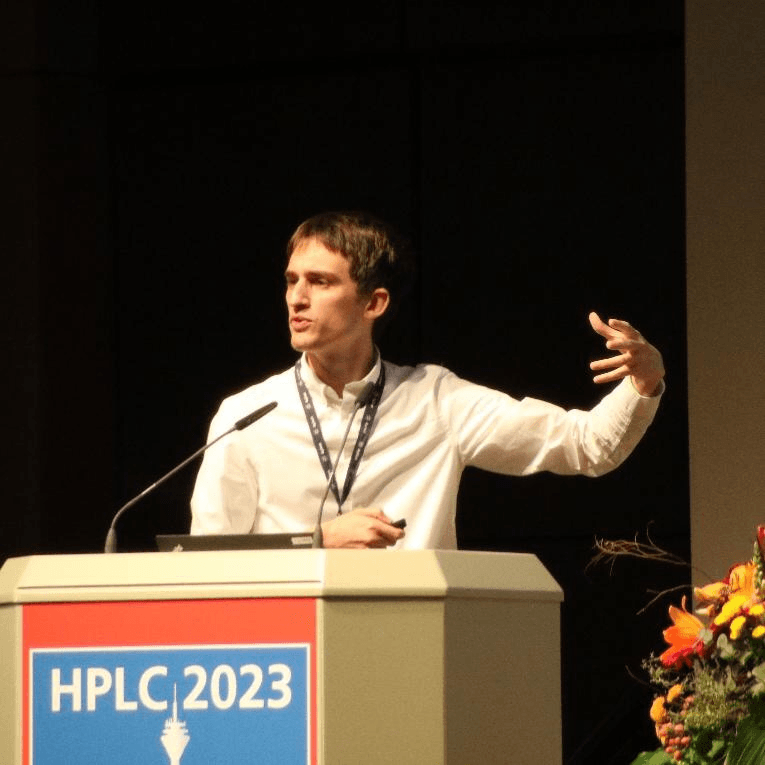 Bram Huygens’ research focuses on developing a deeper understanding of the factors influencing separation efficiency by using advanced mathematical techniques to analyze mass transfer phenomena.