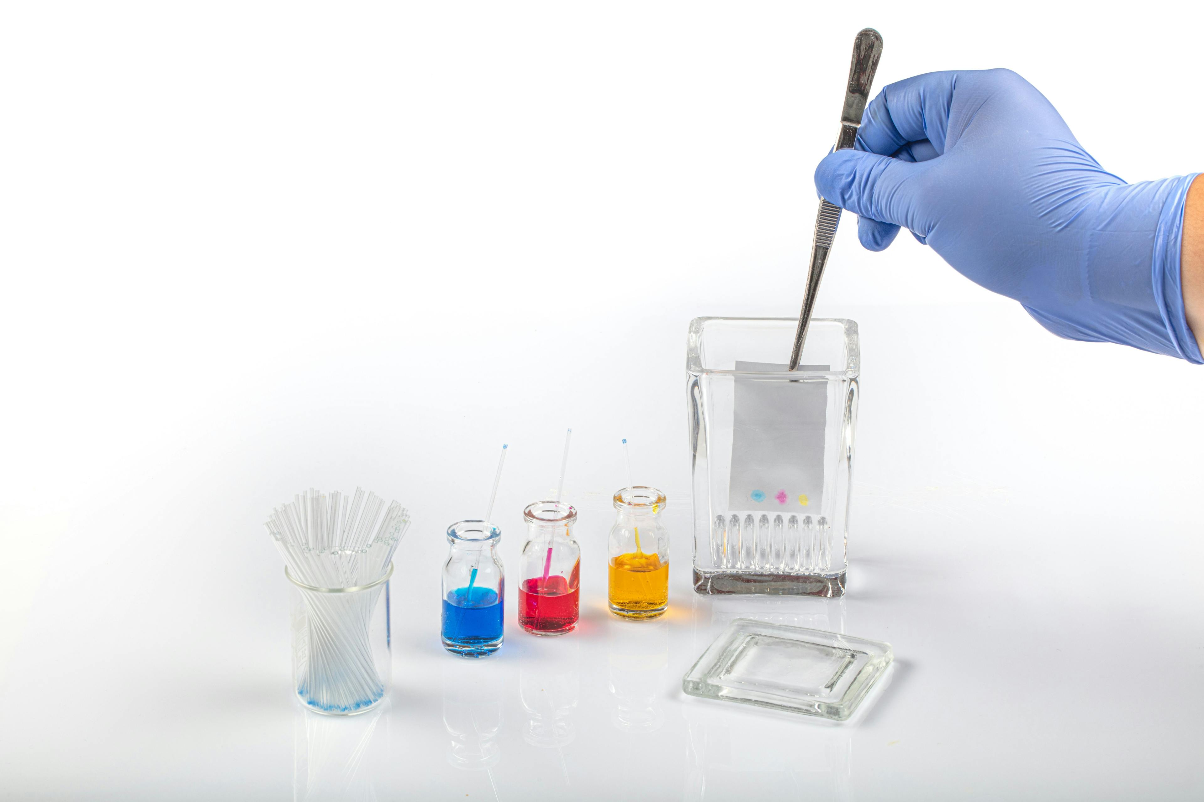 Thin layer chromatography equipments include jar, silica gel, capillary and compounds. TLC method used in purity analysis of compounds in chemistry laboratory. | Image Credit: © mehmet - stock.adobe.com